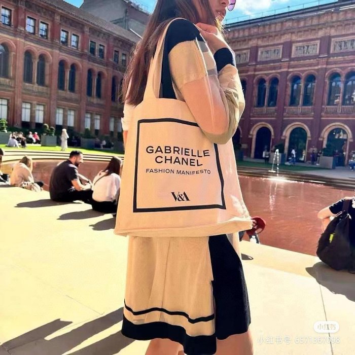 CHANEL香奈兒V&A博物館聯名帆布包 托特包 展覽周邊限定，超火款 官網已限購！ 31.5*32*7.5cm