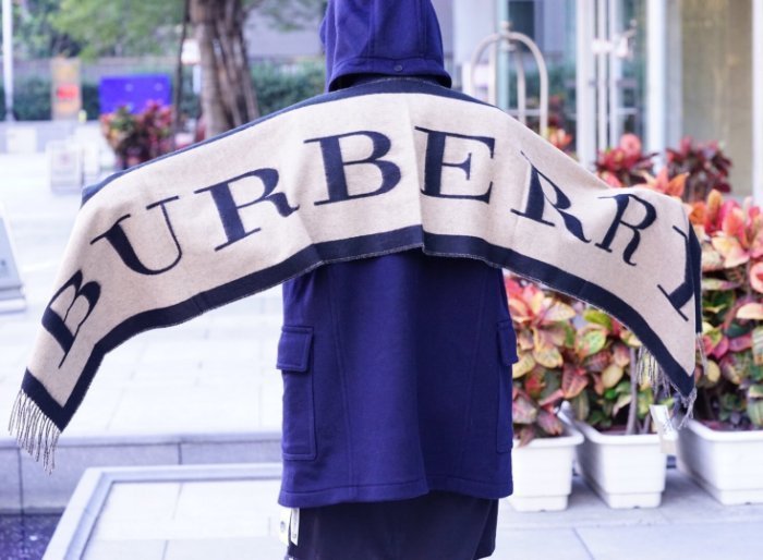 Burberry 4055093 Emblem Cashmere Scarf 開禧米爾 logo 披肩 駝/黑