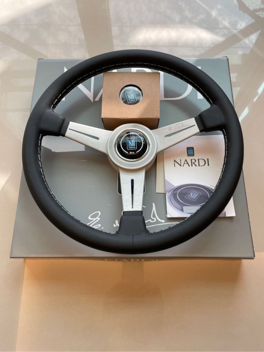 NARDI Classic 光滑皮革 消光銀條幅 灰色縫線