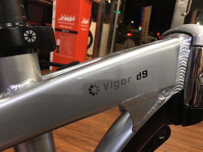 小哲居 DAHON VIGOR D9 銀黑色 9速摺疊車 20吋輪組 收折體積小 可刷國旅卡