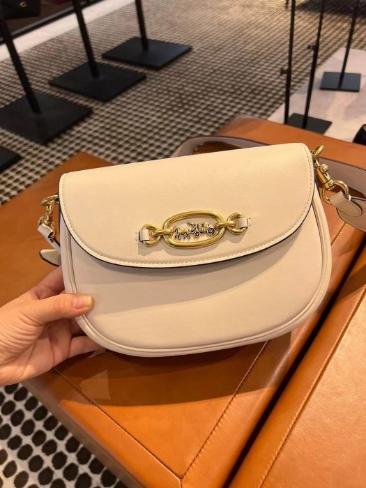 ╭☆包媽子店☆Coach Harley Shoulder Bag 經典馬鞍包 2023新款