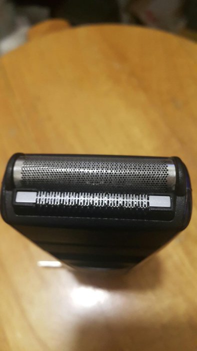 德國BRAUN刮鬍刀型號5628.二手品功能正常電池鎳氫電池充一次電用很久時間品質不錯，隱藏式充電插頭。刀片清潔容易。圖片六張實物拍照沒有配件，它是百靈中國厰製