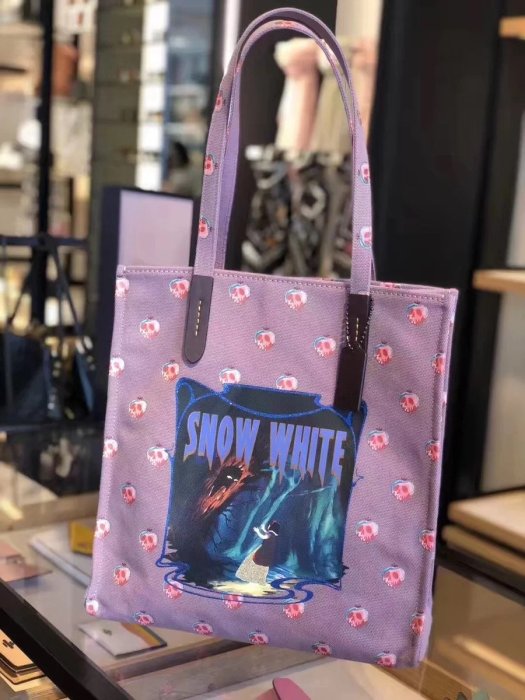 空姐精品代購 COACH 32720 新款DISNEY白雪公主毒蘋果印花帆布購物袋 單肩托特包 時尚個性 附代購憑證