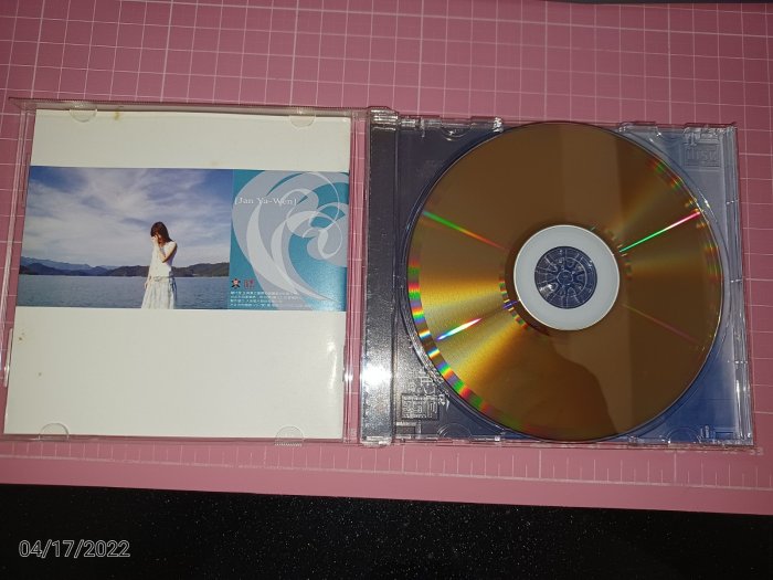 買一送二 ~原版二手CD《詹雅雯 今年一定會好過》 CD+歌詞寫真本 (送 詹雅雯親簽紙片+《詹雅雯愛你這深》祼片)