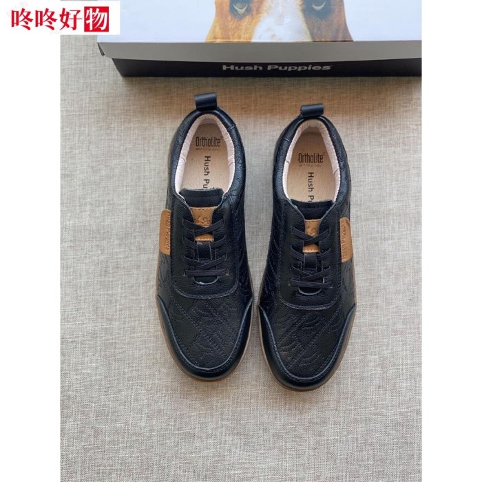 Hush puppies 時尚女休閒鞋  平底女鞋 鞋面圓頭設計 簡約舒適 厚底一腳蹬 休閒女鞋~咚咚好物