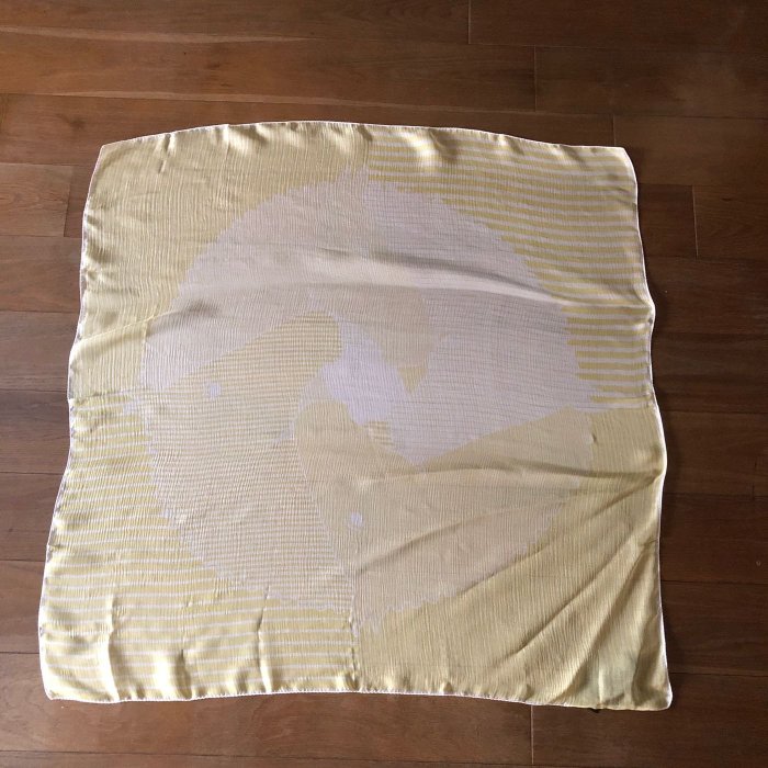 [熊熊之家3]保證全新正品 Gucci 黃白色  100% SILK  絲巾 披肩  圍巾