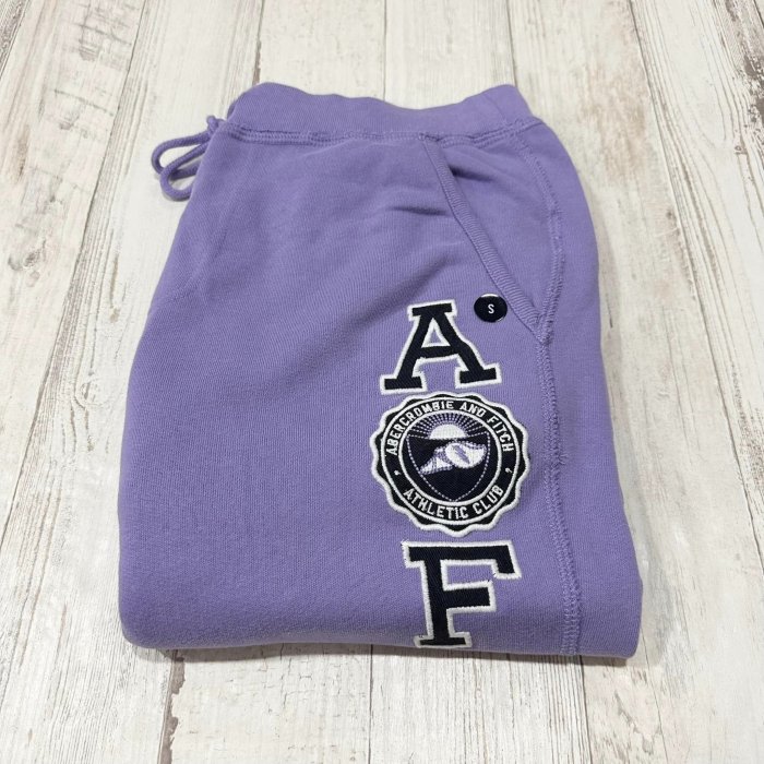 Maple麋鹿小舖 Abercrombie&Fitch ＊ AF 紫色電繡字母徽章縮口長棉褲 ＊ ( 現貨S號 )