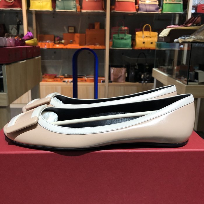 ＊金選名店＊Roger Vivier＊RV＊大出清8800 粉膚色拼米白皮質方釦娃娃鞋 / 平底鞋 39號半