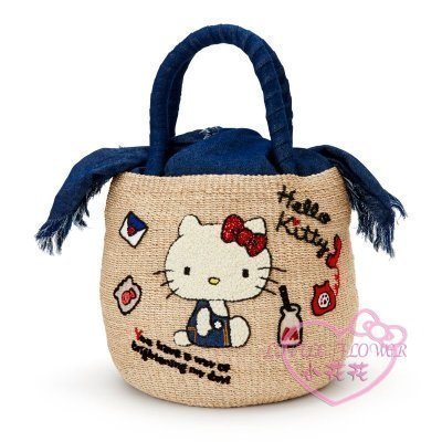 ♥小花凱蒂日本精品♥ Hello Kitty 坐姿牛仔布 手工編織手提包 天然材質 藤編包 手提包 41129500