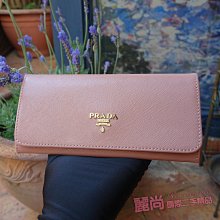 麗尚二手精品  PRADA outlet 1M1132 金字 漆皮Saffiano 長夾  粉膚 瑕疵特惠價【現貨】