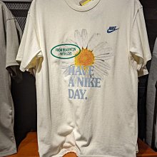 南🔥2024 4月 NIKE NSW TEE 短袖上衣 短T 雛菊 棉質 運動 休閒 男款 米白 HJ3955-133