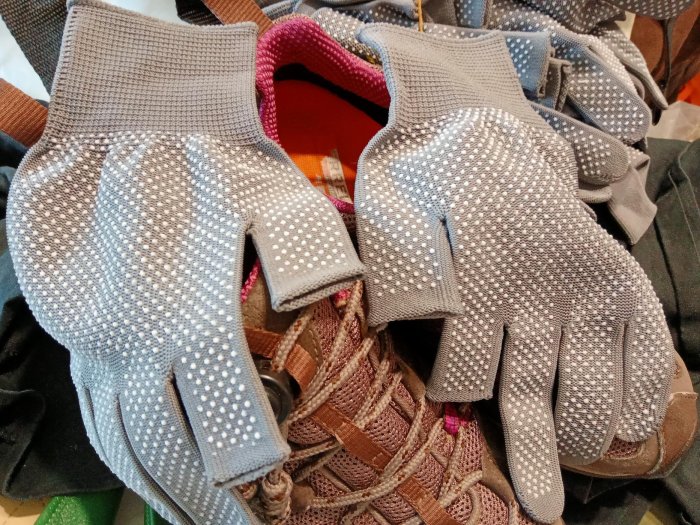 全新二指半指手套..手掌膠棵粒防滑.夏季登山健行及工作很好的手套戴用.很耐用.尺寸L 號掌寬10公分有彈性的.一標二双出售便宜賣.
