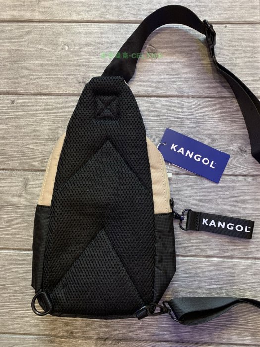 塞爾提克~英國袋鼠 KANGOL 單肩包 胸包 隨身包 輕量 防潑水 拼接胸背包~黑色.卡其黑