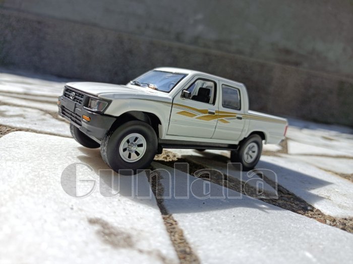 Toyota Hilux 1:32模型 硬派皮卡 中東越野皮卡王 豐田 海力士 經典貨卡