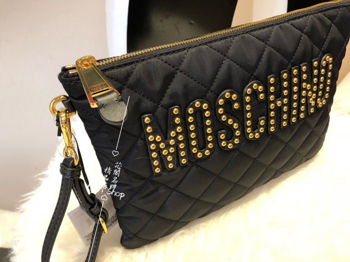 ※芯閣名牌精品店※ Moschino 7B8402 黑色 尼龍菱格紋 䤝釘 金字LOGO 手拿包 晚宴包 全新現貨