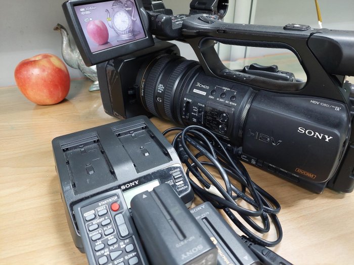 限Y89280...下標  SONY HVR-Z5N 專業用DV攝影機 附件3顆電池及充電器 電池充飽電後測試可開機 操作也都正常順暢  便宜賣出 售出不退喔