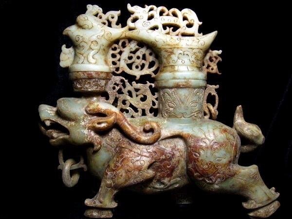 藏雅軒-早期收藏-帶沁和闐玉老件-鏤空雕刻雙杯祥獸擺件