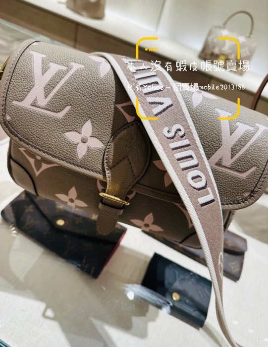 預購 全新正品 LV M46583 Monogram 雙色壓花皮革 戴安娜 DIANE 復古單釦式馬鞍包 法棍包