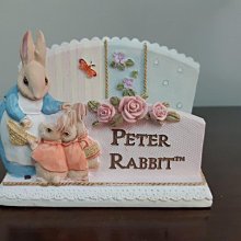 美生活館 全新 Peter Rabbit 兔媽媽 與三只小兔 玫瑰 拼布風格 名片座 便條紙座 信件座 手機座