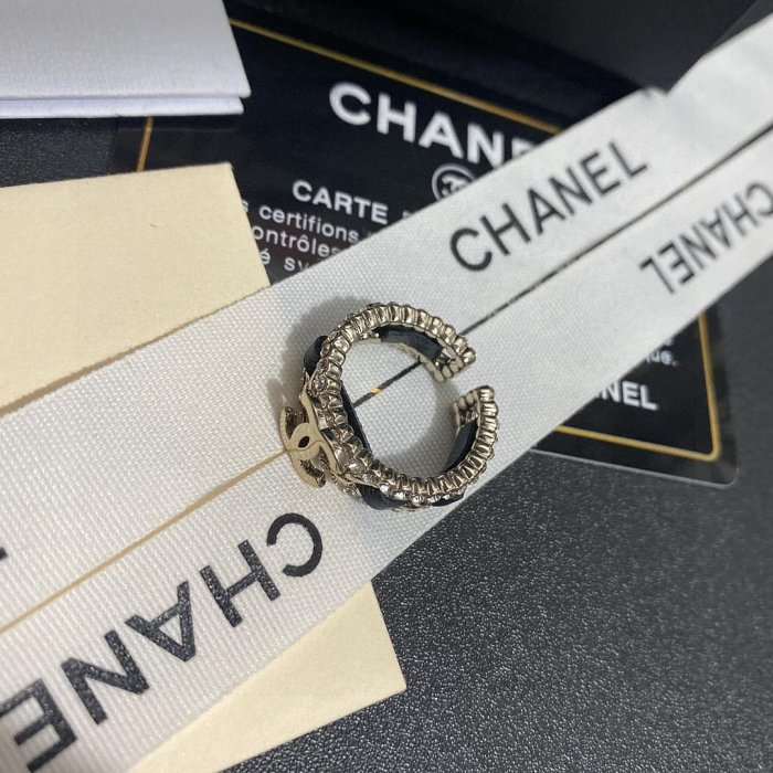 賣瘋了小香官網主推爆款精工小香 最新 Chanel Chanel 小香真皮穿鏈新款戒指，上手常不錯，很特別， NO54493