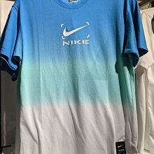 南🔥2023 3月 NIKE DRY 短袖上衣 短T 漸層 運動 休閒 LOGO 男款 藍白 FN0320-134