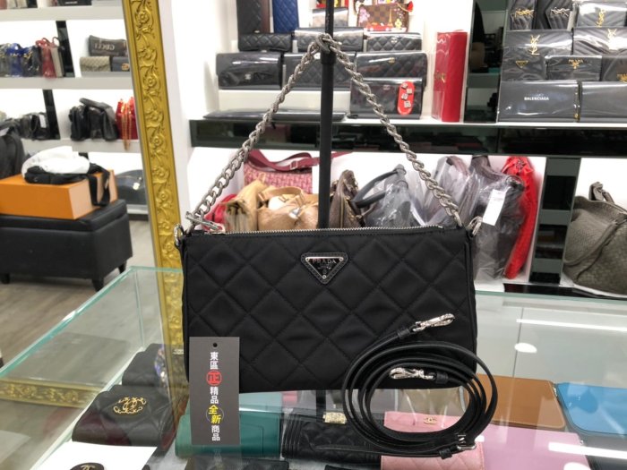 ㊣東區正精品㊣PRADA 1BH026 全新黑色尼龍菱格紋銀三角牌銀鍊手提包斜背包兩用腋下包RZ3414