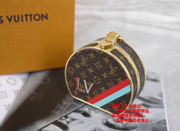 優買二手精品名牌店 LV M63089 原花 金色 金屬 行李箱 吊飾 鑰匙圈 珠寶盒 飾品盒 隨身 鏡 藥盒 全新