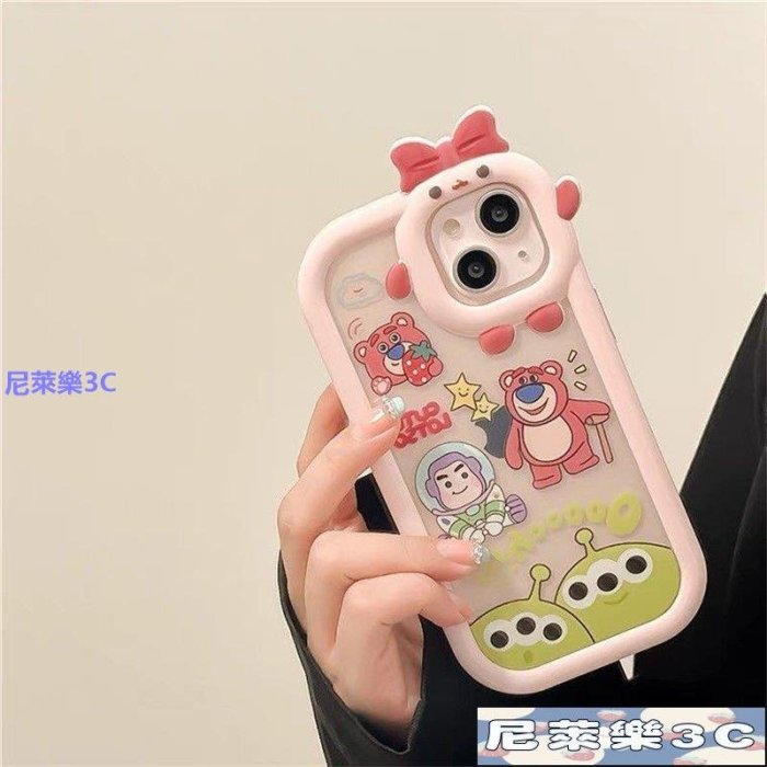 （尼萊樂3C）可愛鏡頭巴斯光年草莓熊iPhone13情侶XR蘋果11手機殼78p小眾12/xs