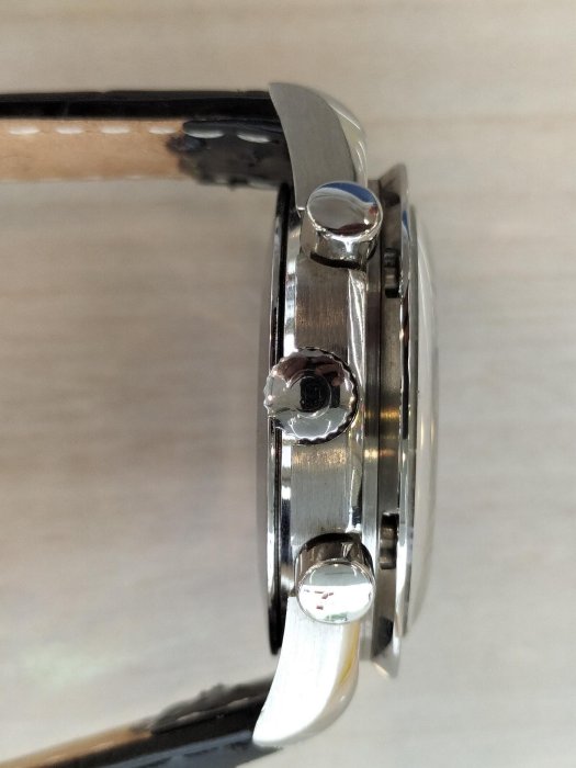亞米茄超霸1140機芯自動機械計時錶，珍珠母貝面盤，壓克力風防,錶徑39 mm，除皮帶外全部原裝,手錶品項非常讚