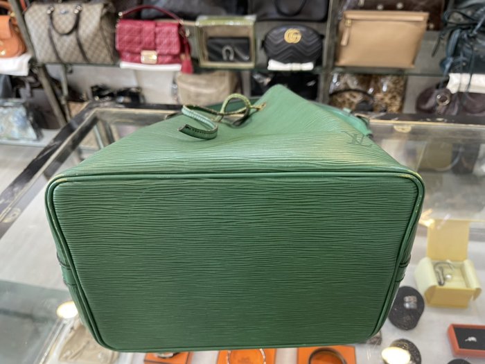 女人街國際精品*LOUISVUITTON LV經典款綠色EPI 全皮束口包中款水桶包古董包*特價商品$5800*不議價