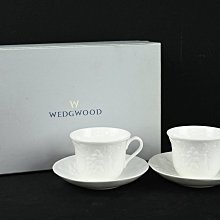 《玖隆蕭松和 挖寶網T》B倉 骨瓷 WEDGWOOD 英國 浮雕 水果 咖啡杯 茶杯 茶托 共 2組 盒裝  (09121)