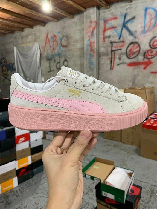 【零點旗艦店】彪馬Puma Basket Platform Scallop 灰粉色 蕾哈娜二代 休閑鞋 鞋面材質配搭透氣孔設計柔軟透氣，適合日常穿著