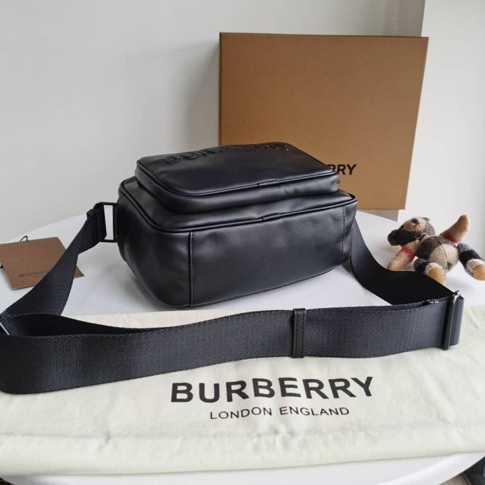 🇬🇧Burberry Paddy Debossed Leather Crossbody Bag 黑色 立體Logo全皮革材質 斜背包/相機包/方包