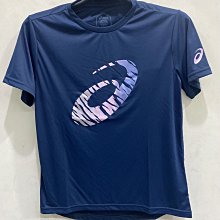 = 威勝 運動用品 = Asics 男 短袖上衣 2011C819-400 (深藍)