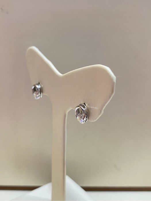 白K金鋯石耳環，簡單耐看款式適合平時配戴，超值優惠價1980元，現貨一對
