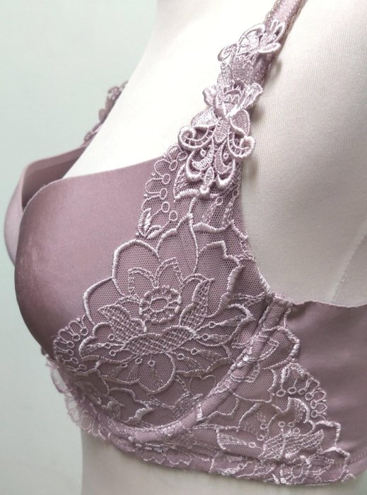 Triumph 黛安芬🌟 FLORALE璀璨薔薇系列 無痕包覆 (氣質膚) 罩杯尺碼: 36/80D 👙二手內衣👙二手胸罩