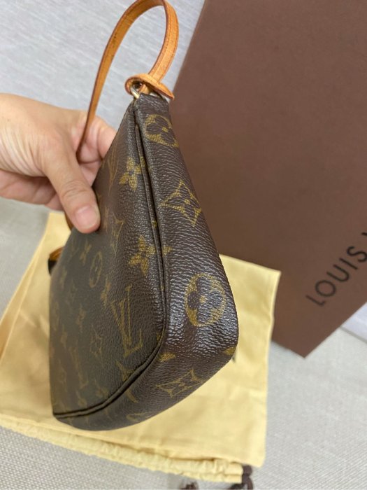 限定買家❤ LV M51980 麻將包85新 正品 真品經典原花花紋字紋 腋下包 小肩包 手拿包 扁包 宴會包 晚宴包 附原廠束口防塵袋紙盒 可加購長背帶斜背