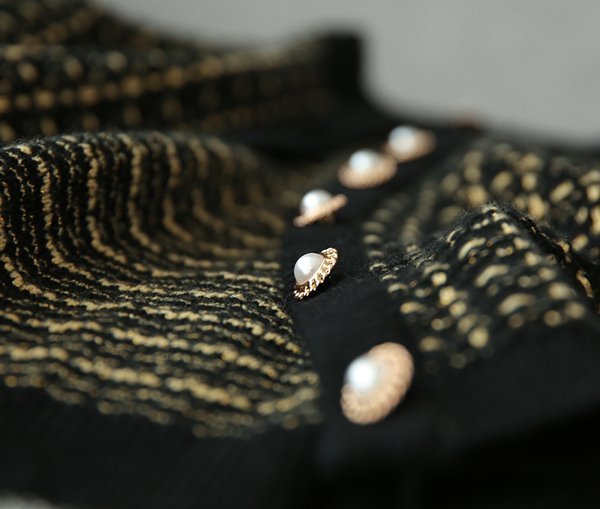 歐美 mj 新款 小香風 保暖舒適羊毛絨 金絲線珍珠扣 圓領針織開衫+高腰短裙 套裝 兩色 (V1111)