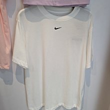 南🔥2022 7月 NIKE NSW 刺繡LOGO 寬鬆 短袖 素T 短T 女生 010 白 DN5698-100