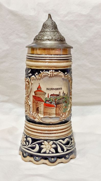 【波賽頓-歐洲古董拍賣】歐洲/西洋古董 德國古董 陶瓷彩繪啤酒杯+音樂盒 01(尺寸：高度24×直徑9 cm)(約1970年 瑞士製造)(拿起酒杯時有音樂哦！)