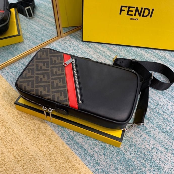 【MOMO全球購】FENDI 芬迪 芬迪新款胸包男真皮拼色小背包單肩韓版時尚印花FF小怪獸包