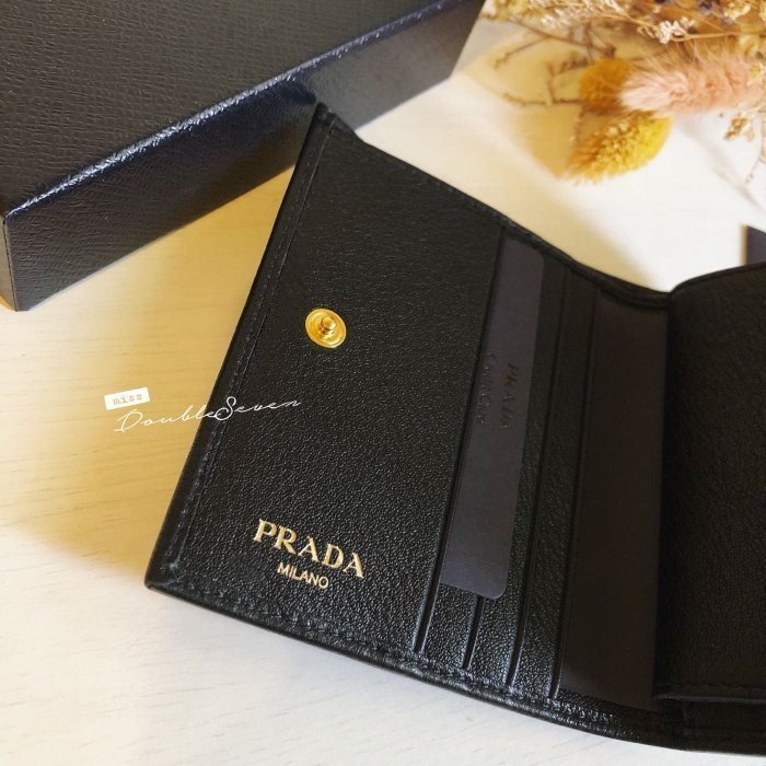 【二手正品】 PRADA 皮夾 真皮兩折釦式短夾 卡包 全新