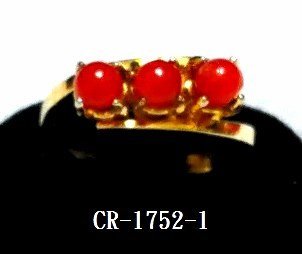CR-1752 鍍金戒指長方型(6MMX13MM)鑲三個深紅色圓珠珊瑚(4.2MM)戒圍(16.5MM)
