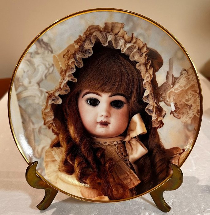 西洋精品裝飾瓷盤，哈瑞古董娃娃。 葡萄牙生產，哈瑞威廉斯巴德