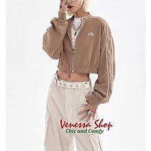小V私家~ ME 新款 時尚設計感外套 美式街頭 立領正肩夾克 個性短外套 大碼 兩色 (L1291)