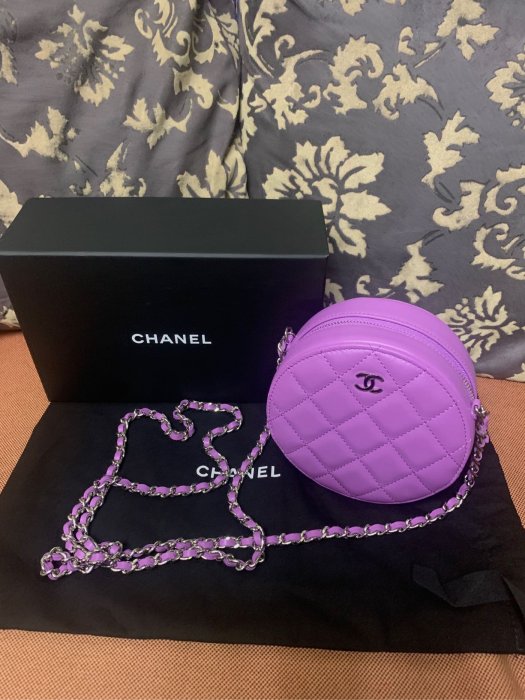 已售）～皇后精品～Chanel  小圓包  圓餅包 小羊皮 粉紫色 銀鍊 國內專購購入 爆款 （柔柔粉粉櫻花紫）