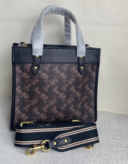 DanDan代購 COACH CM710 TOTE22 新色托特包 肩背包 斜跨包  經典馬車印花圖案氣質百搭大氣能裝