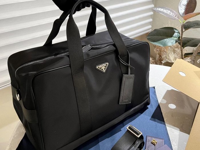 【二手包包】Prada 旅行袋 慵懶隨性又好背上身滿滿的驚喜高級慵懶又隨性徹底心動的一只size：45 30NO27787