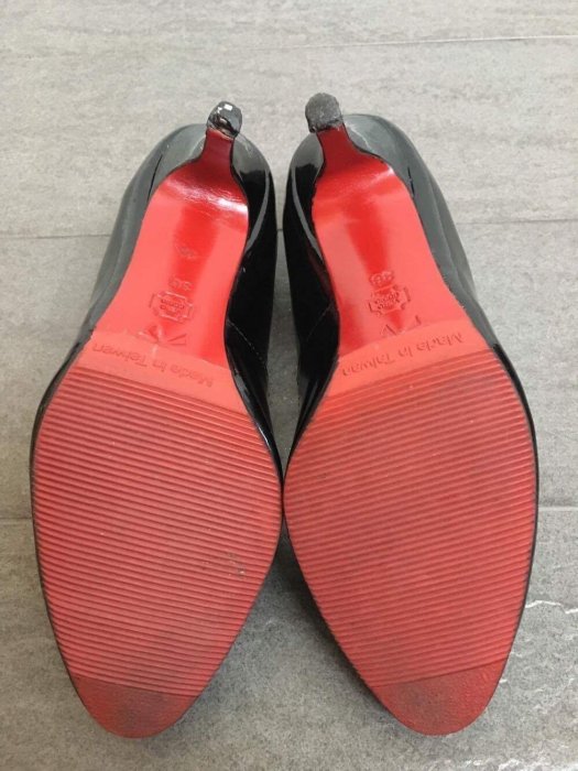 法國品牌 Di Rosa 黑色漆皮高跟鞋,紅色鞋底,鞋跟七公分,36 號,有另外加底,購於微風廣場