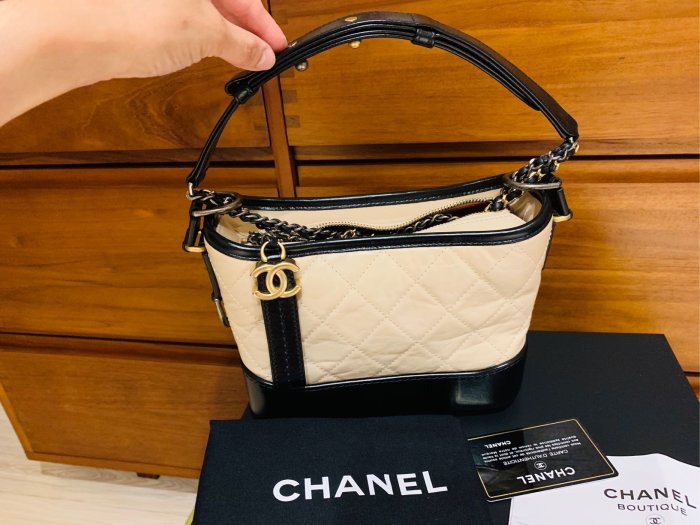 已售出！（全新） Chanel 小型流浪包（米黑色/金銀金屬鍊）